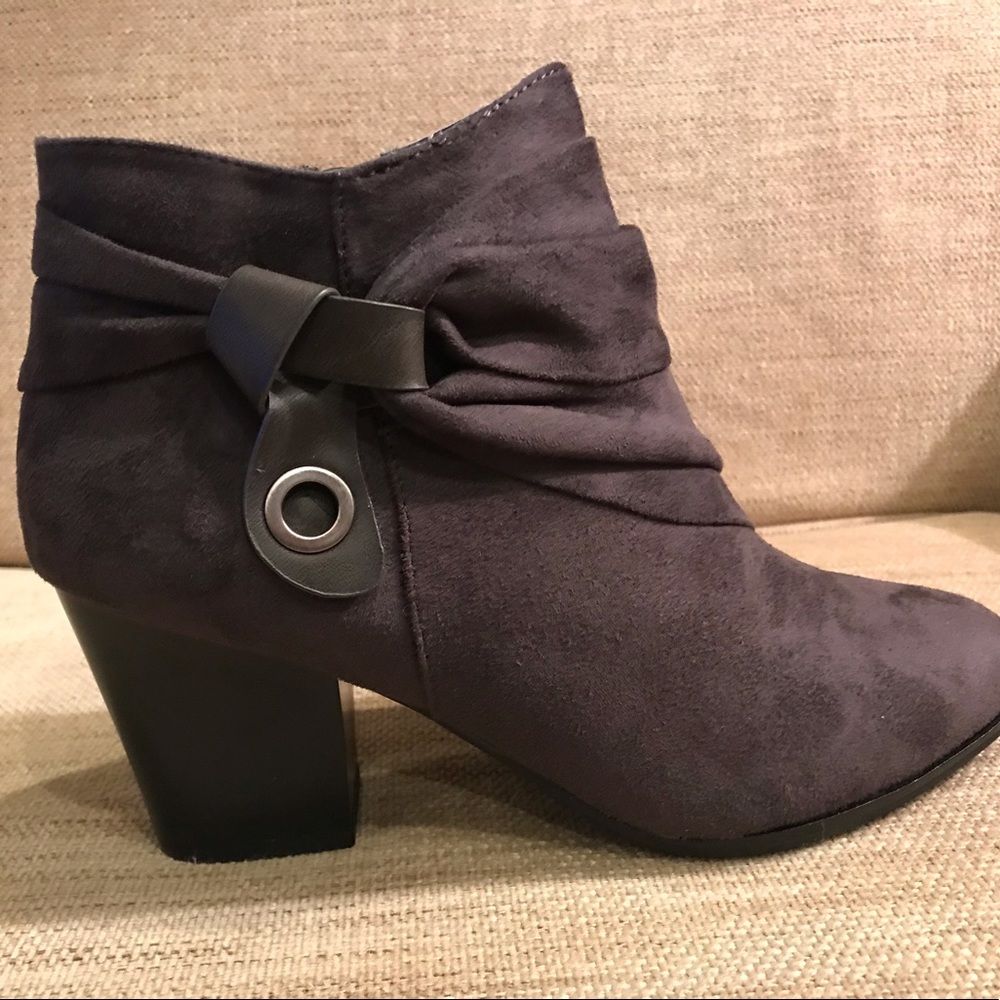 NWOT! Naturalizer Graham 7M DARK GRAY BOOTIES. 2 3/4 heel.